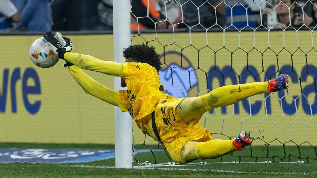 Goleiro do Corinthians se destaca e é comparado a Marchesín após eliminar Grêmio