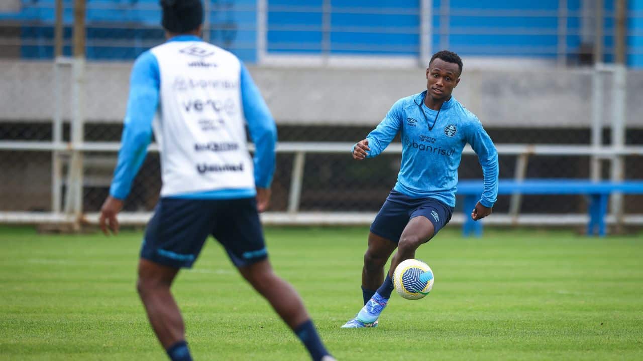 O atacante que vem se destacando nos treinos do Grêmio