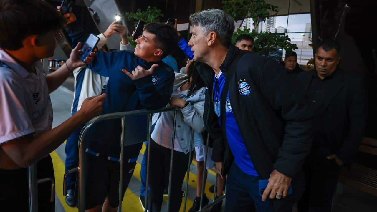 Recepção torcedores no hotel do Grêmio  Renato Portaluppi 