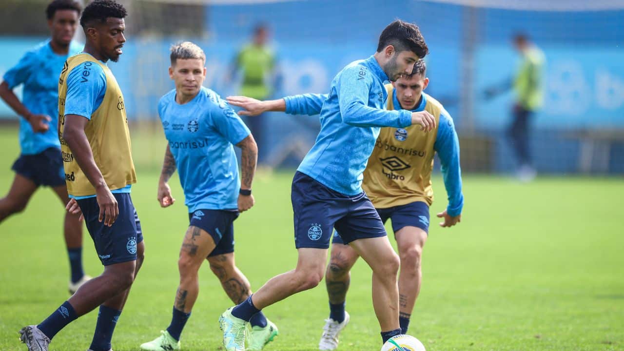 Bastidores: Como foi a reapresentação do Grêmio após eliminação renato