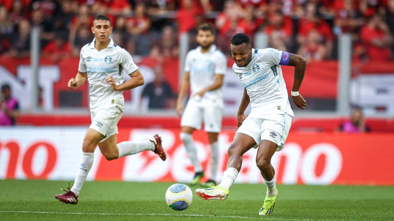 Edenílson e Monsalve em campo pelo Grêmio