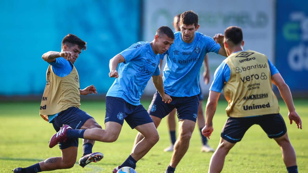 Jogador em treino do Grêmio hoje