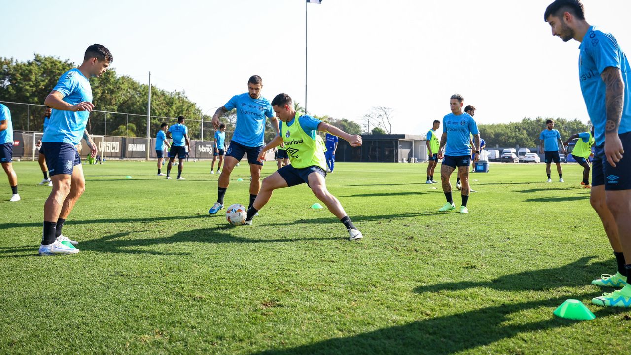 jogadores em treino do gremio