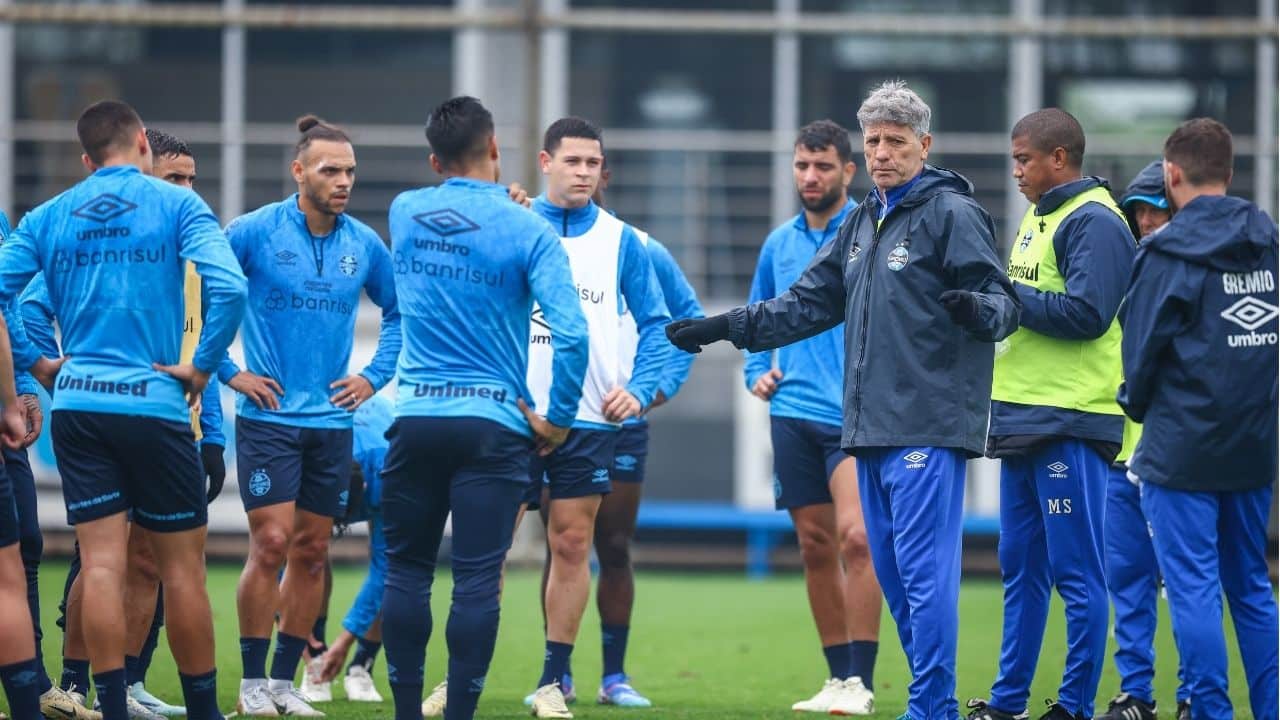 Atacante do Grêmio treina normalmente e confirma retorno aos gramados