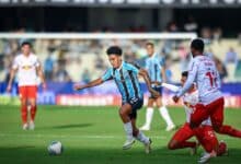 Du Queiroz jogador do Grêmio contra o RedBull Bragantino