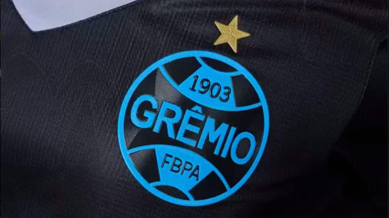 Terceira camisa do Grêmio de 2024, com a cor preta predominando