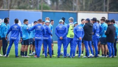 Renato Portaluppi com jogadores no treino do Grêmio