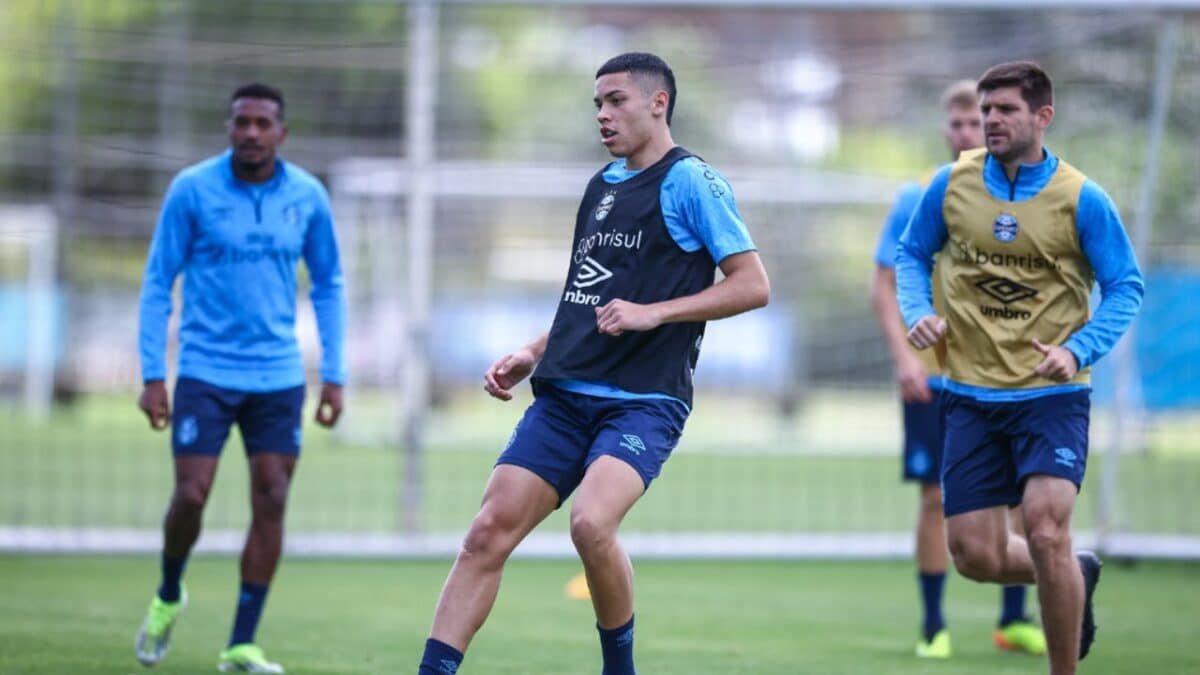 Alysson Edward em treino com a equipe do Grêmio