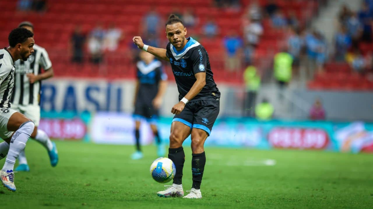 Braitwaite em partida do Gremio contra o Botafogo pelo Brasileirão