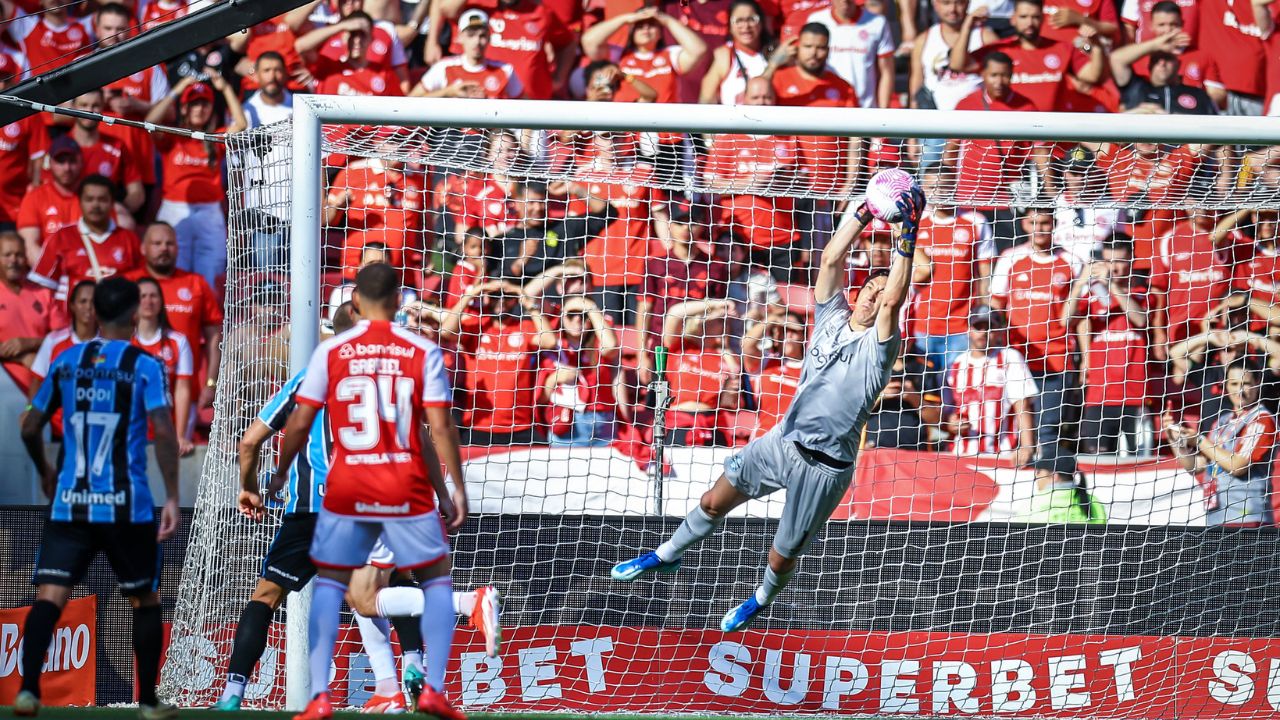 Jornalista colorado sai em defesa de jogador do Grêmio: "Destaque no GreNal"