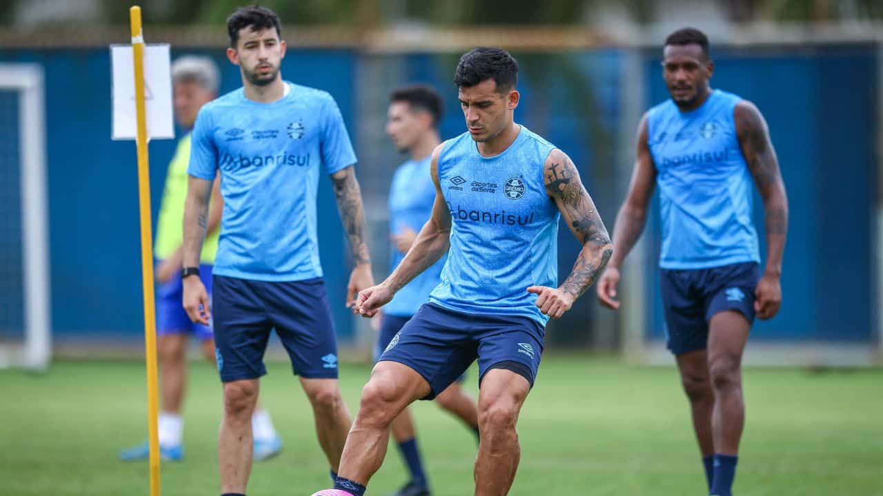 Dois jogadores disputam a titularidade em Grêmio x Atlético-GO