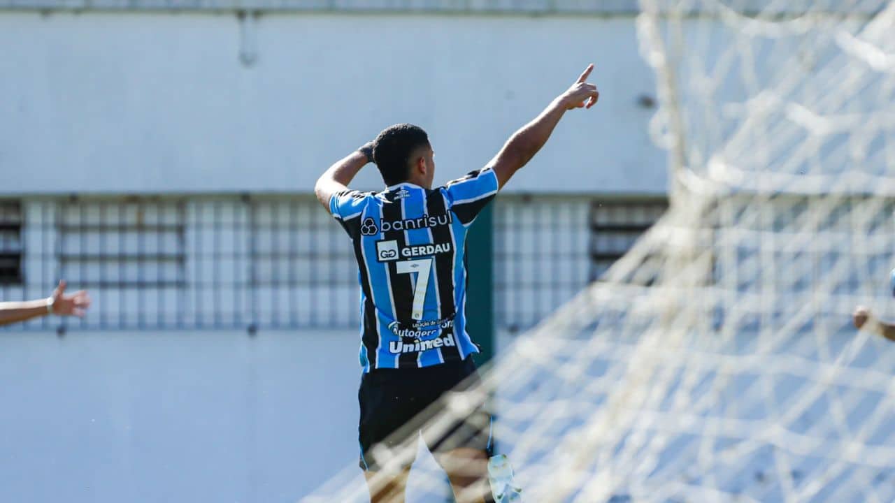 Grêmio integra dois jogadores da base ao elenco profissional