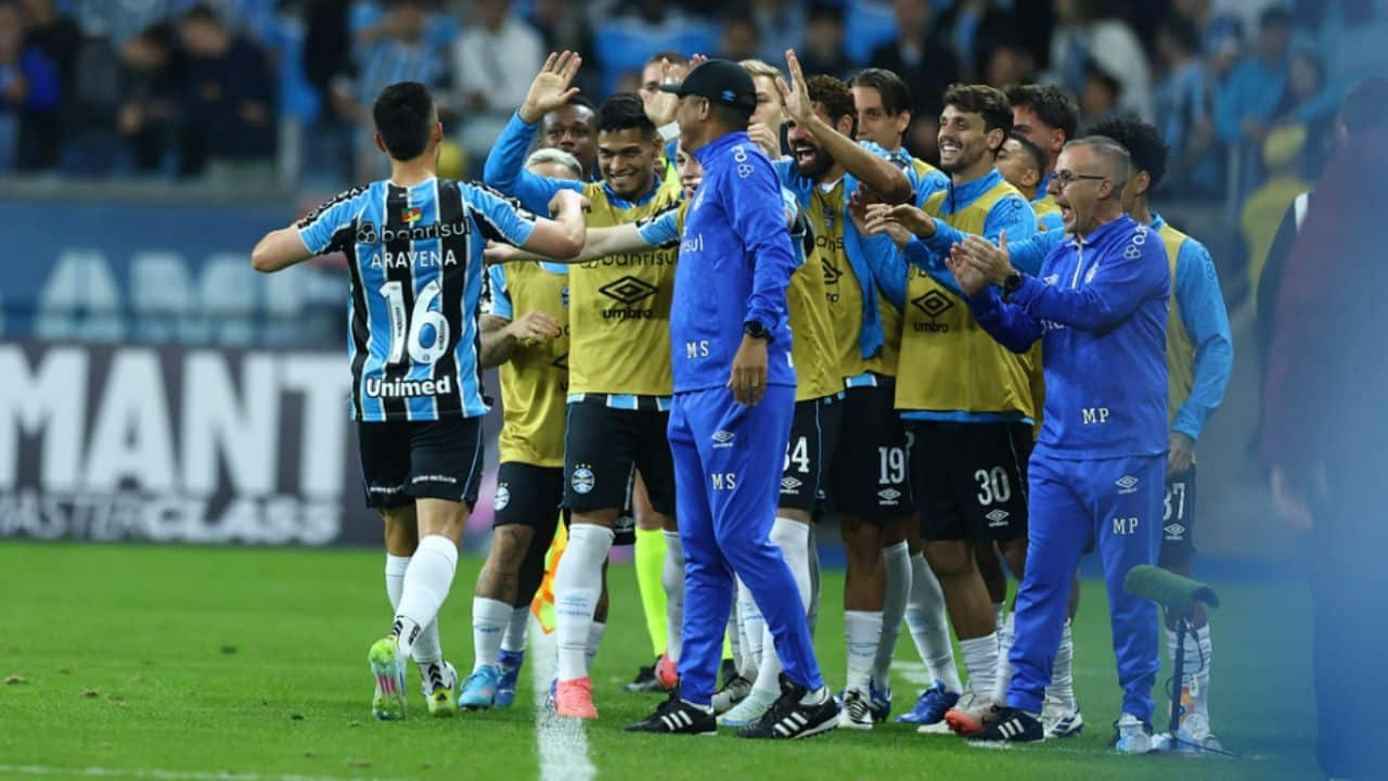 Por que Soteldo passou a ser reserva de Aravena? Grêmio