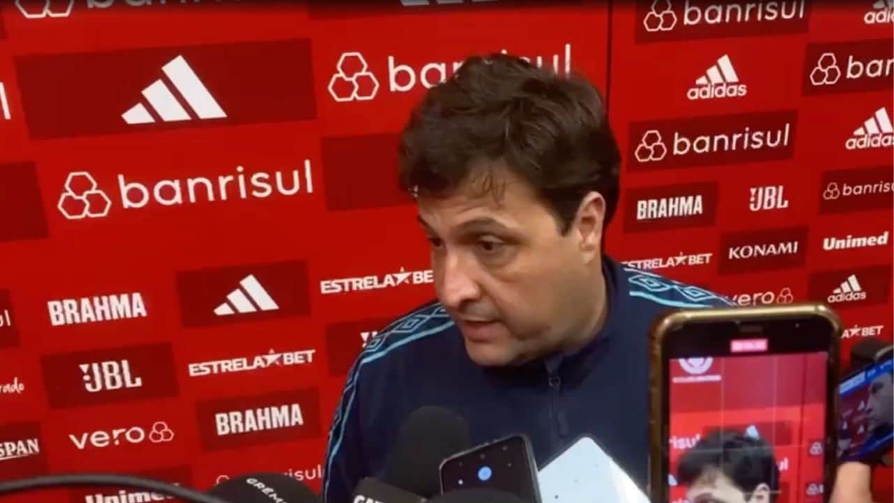 Presidente do Grêmio não dá pistas sobre permanência de Renato no clube