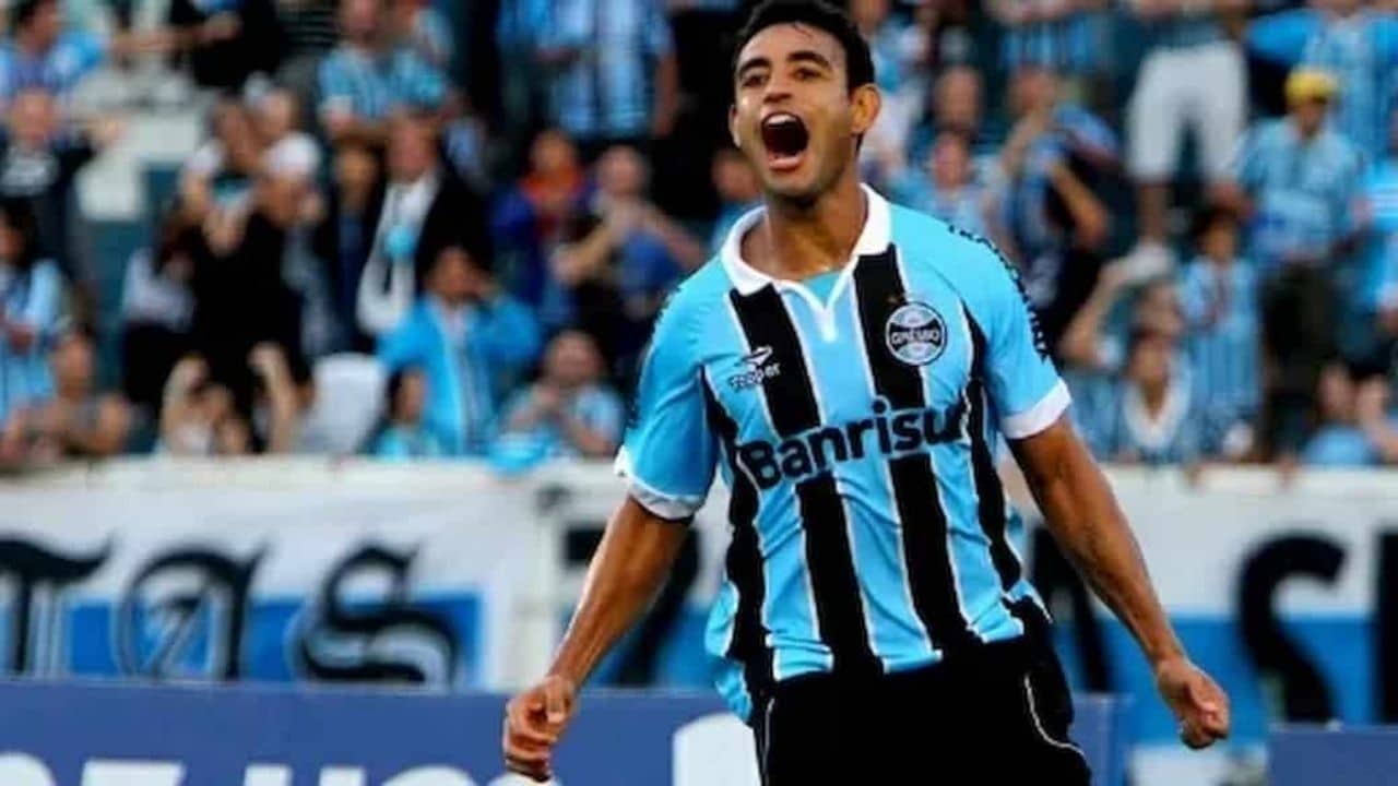 Zagueiro artilheiro pelo Grêmio, Werley fala sobre ser técnico e jogar GreNal: "Levo no meu coração"