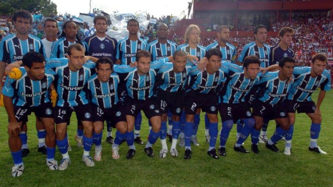 Esperança em campo! Ex-jogador do Grêmio leva equipe à semifinal do campeonato paranaense e busca a ascensão histórica!