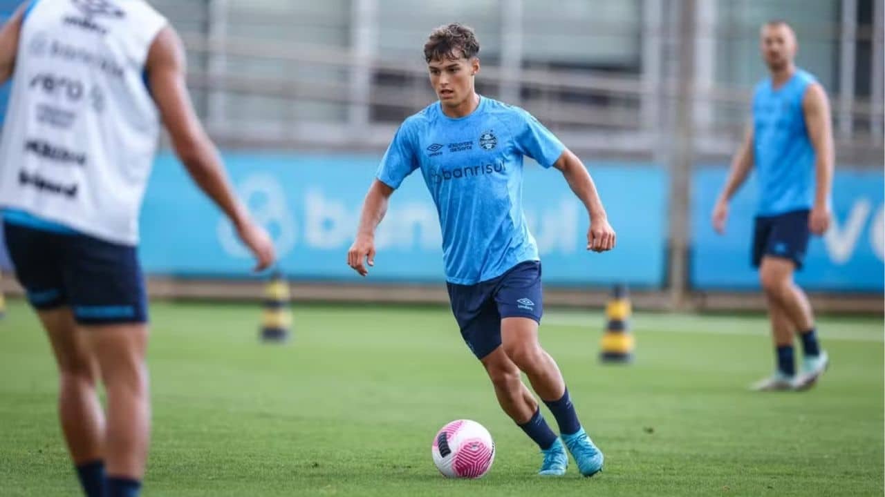 O meia de 16 anos que pode ser reforço entre os titulares do Grêmio