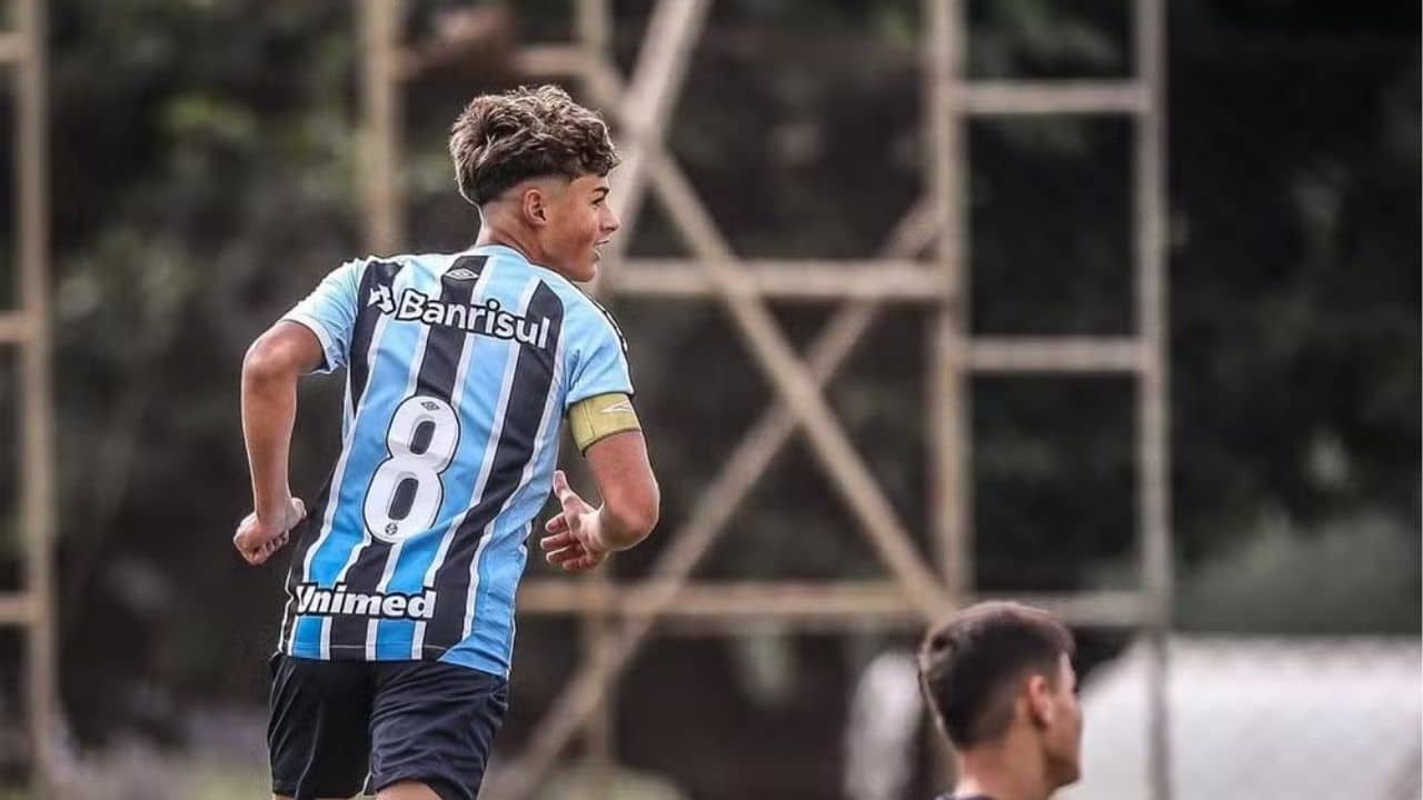 Tiaguinho em campo na base com a camisa do Grêmio