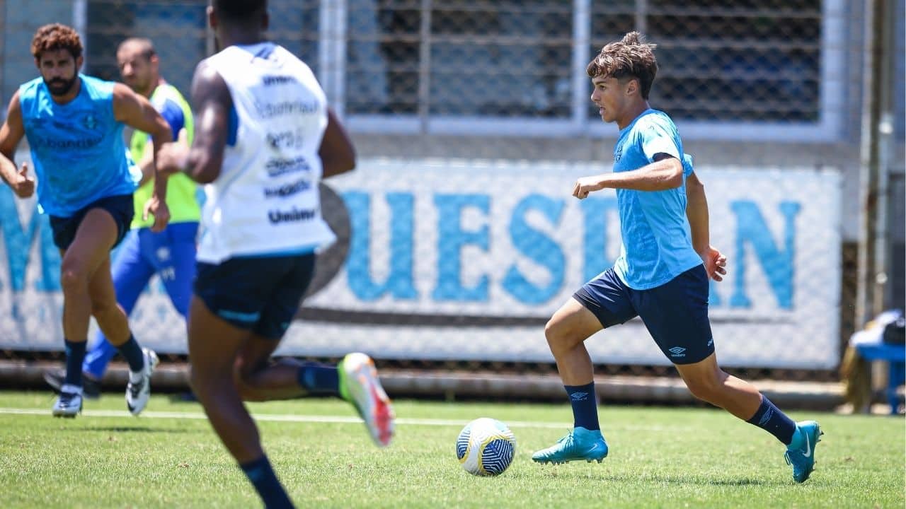 Grêmio integra dois jogadores da base ao elenco profissional