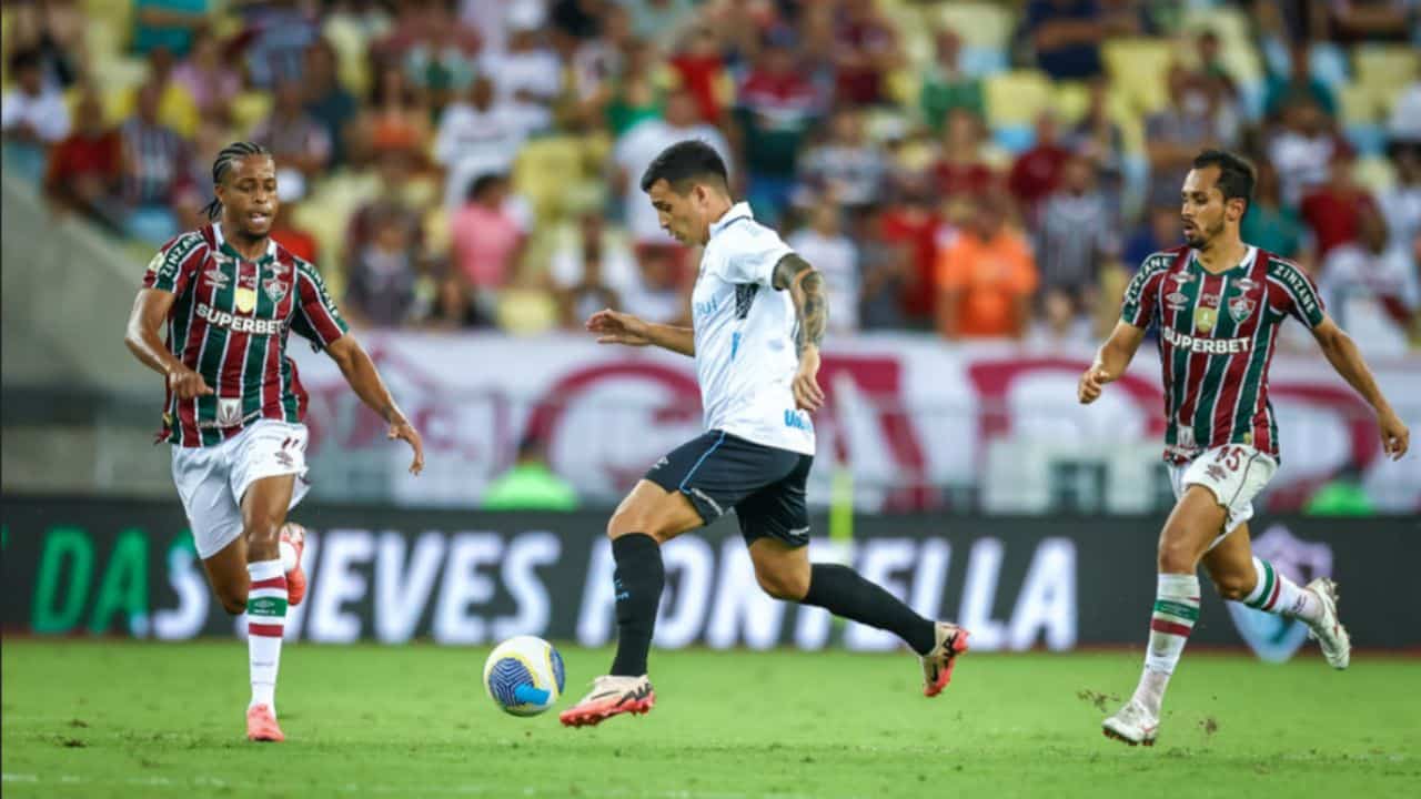 Vídeo: Torcedores do Fluminense debocham de enchentes