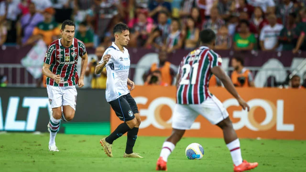 Torcedores do Fluminense debocham de enchentes no Rio Grande do Sul