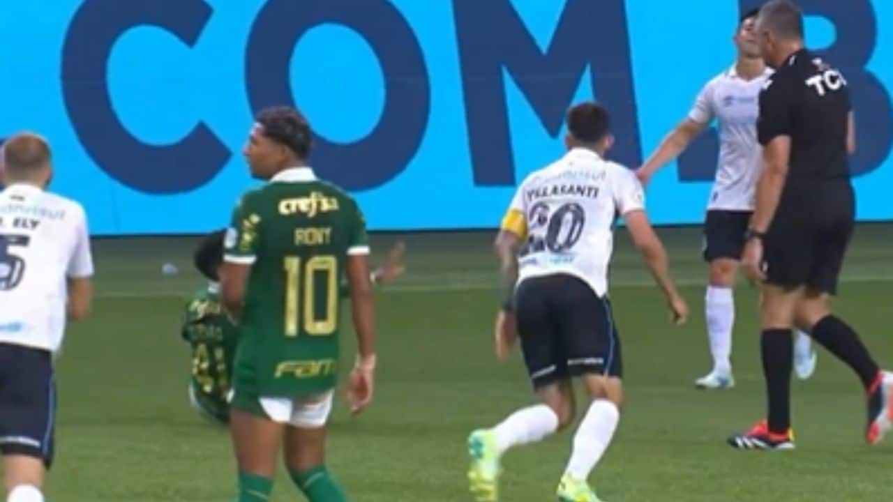 Villasanti cobra fair play de jogador do Palmeiras durante o jogo e é punido pelo juiz