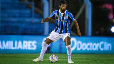 Volante Pepê pelo Grêmio