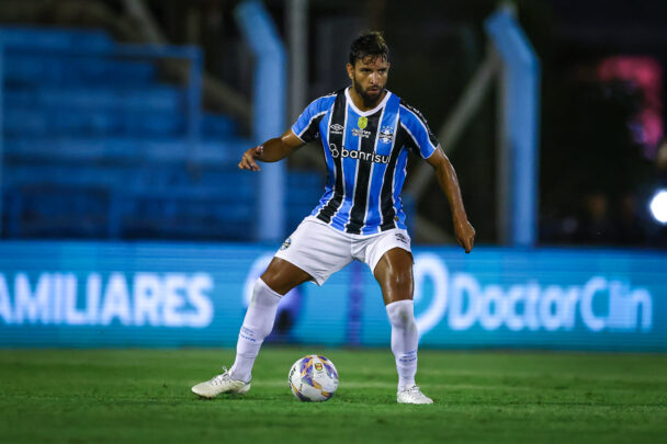 Volante Pepê pelo Grêmio