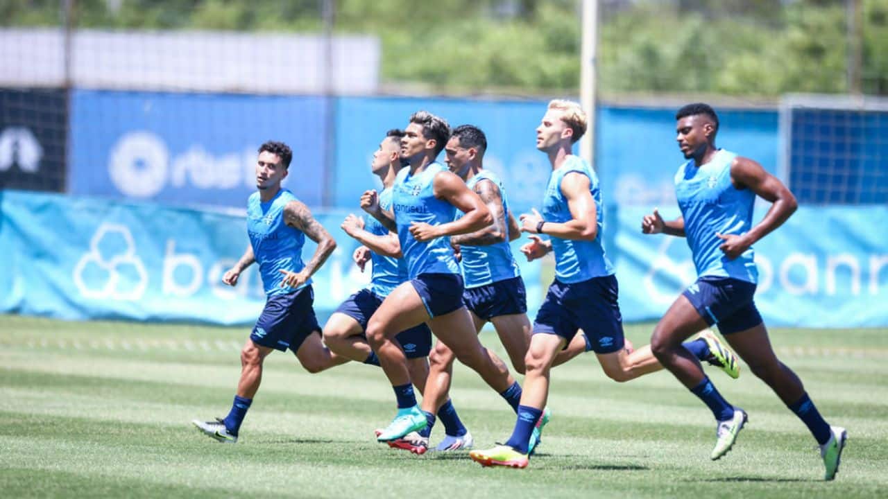 Gustavo Quinteros comanda o primeiro treino do Grêmio na temporada