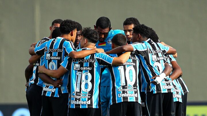 JOVEM PROMESSA EM AÇÃO! Entrada no time principal anima torcida e movimenta os bastidores do Grêmio!