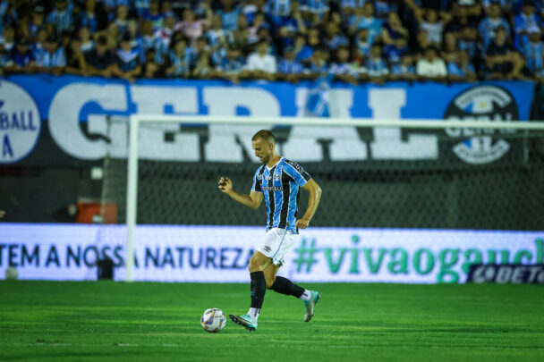 Rodrigo Ely volta a sentir dores no treino do Grêmio