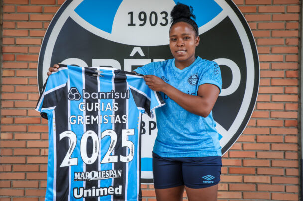 Volante Jessica Peña renova contrato com o Grêmio