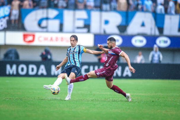 Geromel em campo pelo Grêmio