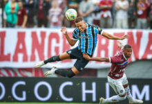 Zagueiro Gustavo Martins na partida do Grêmio contra o Caxias