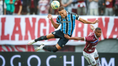 Zagueiro Gustavo Martins na partida do Grêmio contra o Caxias