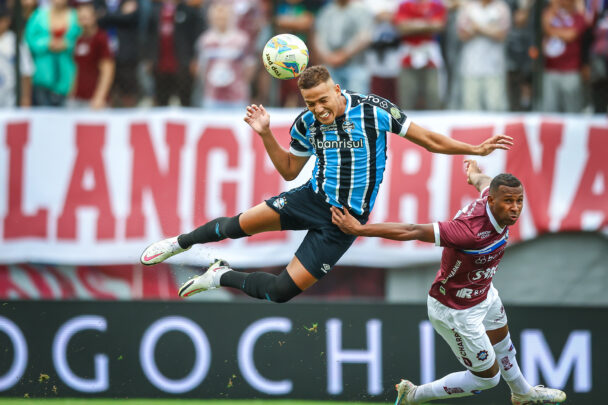 Zagueiro Gustavo Martins na partida do Grêmio contra o Caxias