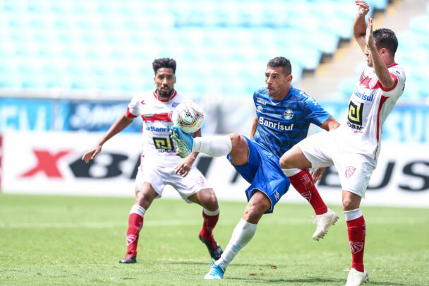 Partida do Grêmio contra o São Luiz em 2020, com Diego Souza