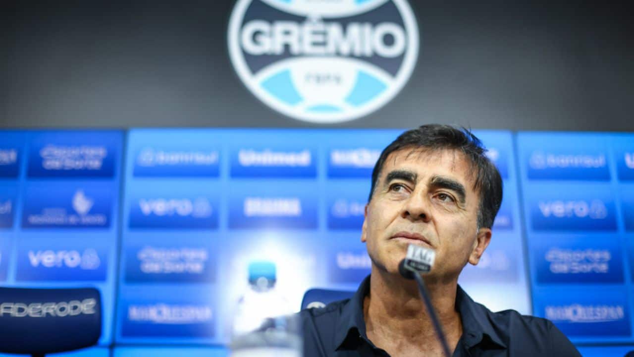 Gustavo Quinteros aproveita terça-feira para visitar a base Grêmio