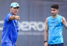 Técnico do Grêmio Gustavo Quinteros e Villasanti