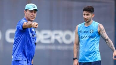 Técnico do Grêmio Gustavo Quinteros e Villasanti