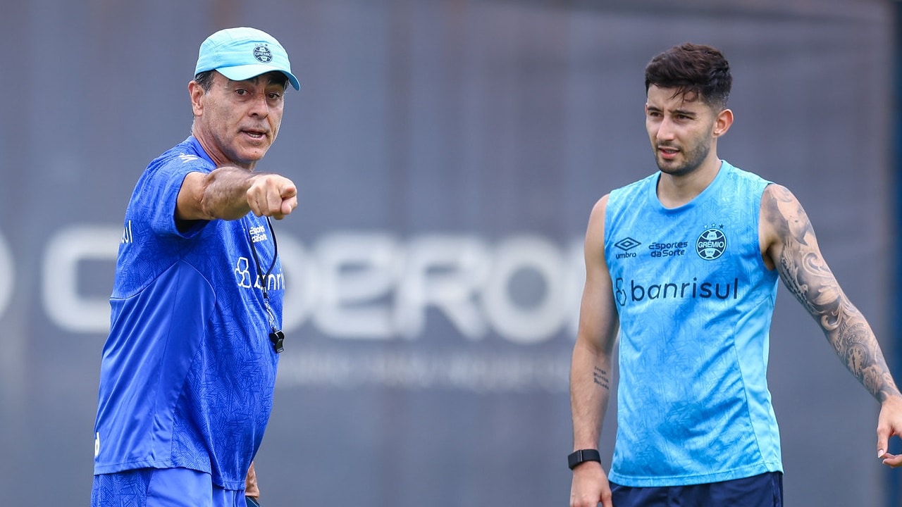 Técnico do Grêmio Gustavo Quinteros e Villasanti