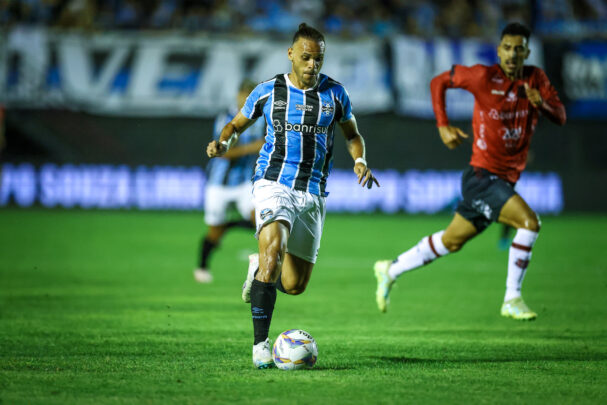 Atacante Martin Braithwaite em ação pelo Grêmio no Gauchão