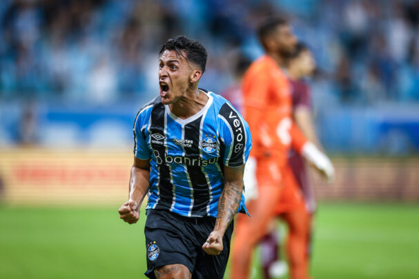 Pavón pelo Grêmio contra o Caxias