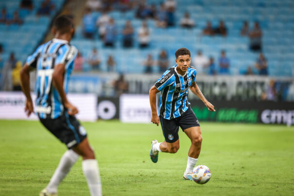 Zagueiro Viery no jogo do Grêmio