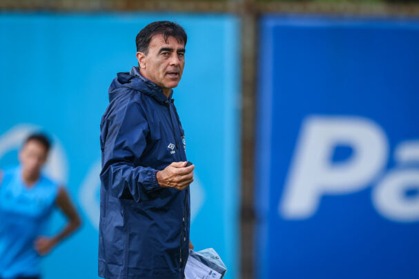 Técnico do Grêmio Gustavo Quinteros