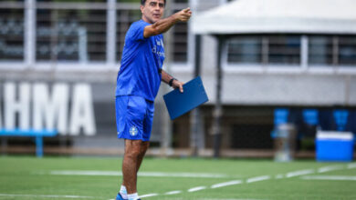 Treinador do Grêmio Gustavo Quinteros