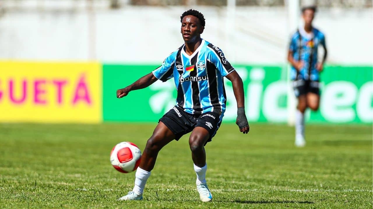 Semana GreNal: a foto mostra Gabriel Mec em campo pelo Grêmio na Copinha 2025