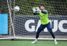 Tiago Volpi no treino do Grêmio