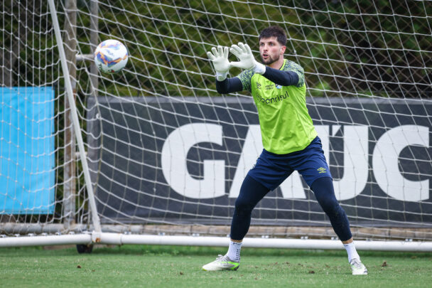 Tiago Volpi no treino do Grêmio