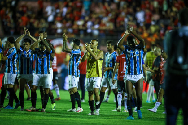 Roger Flores mostra dura realidade sobre o elenco do Grêmio